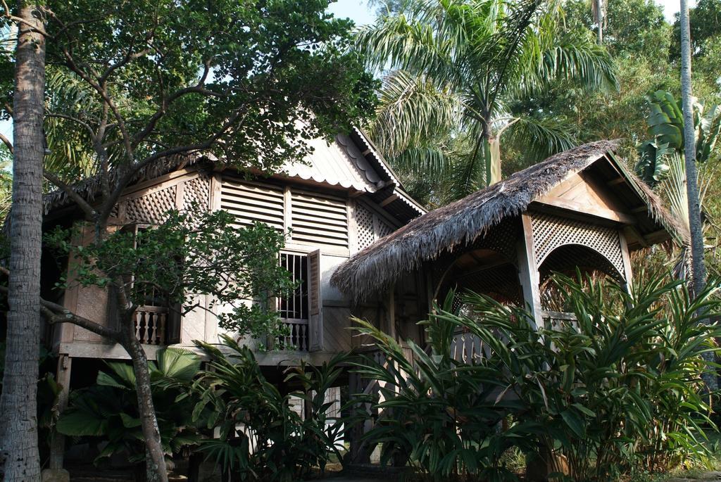 Bon Ton Antique Wooden Villas Pantai Cenang  Esterno foto